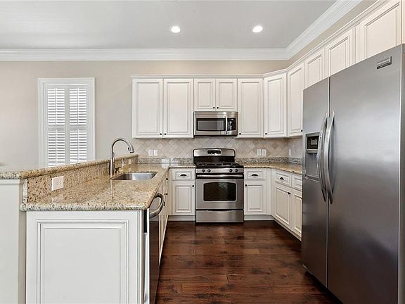 5th image of 925 Weyer St