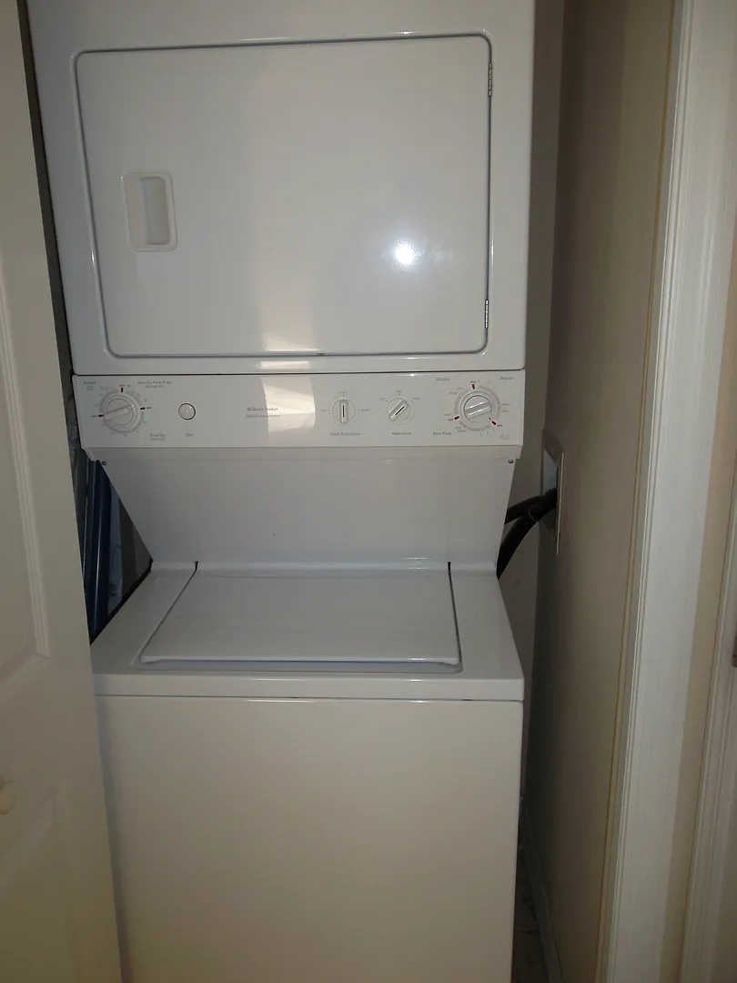 Beautiful Townhome In Gated Community — Photo 3