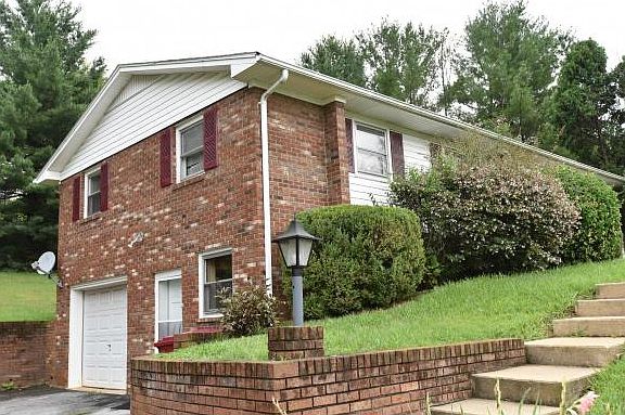 3rd image of 909 Charway Dr