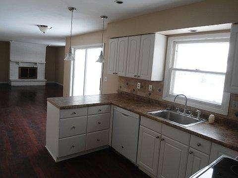 5th image of 407 Fox River Hills Dr