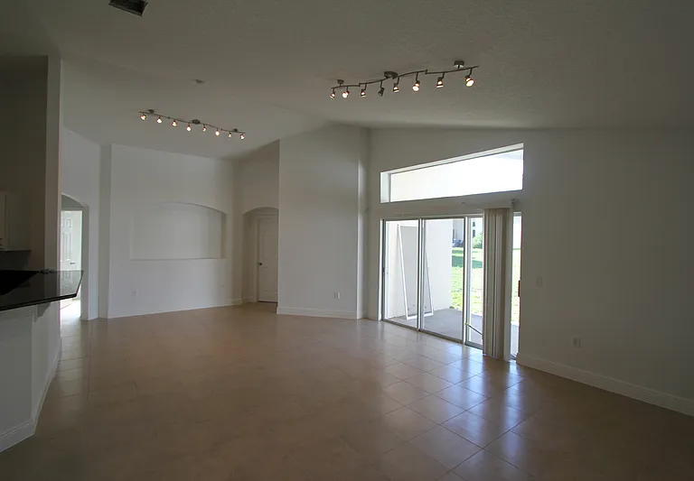 210 Garberia Dr — Photo 9