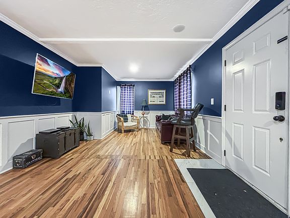 4th image of 2802 S Alden St