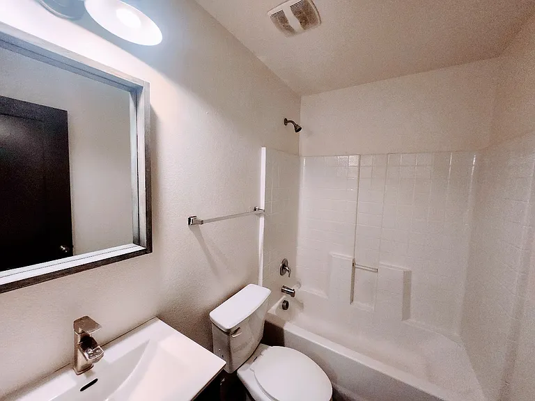 646 N 10th Ave — Photo 12
