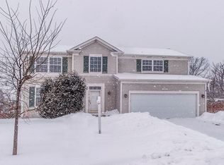 280 Osprey Ln, Lindenhurst, IL 60046