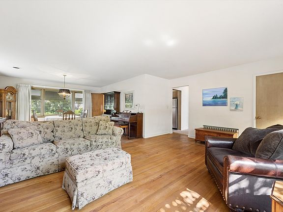 5th image of 1024 S Spring Ave