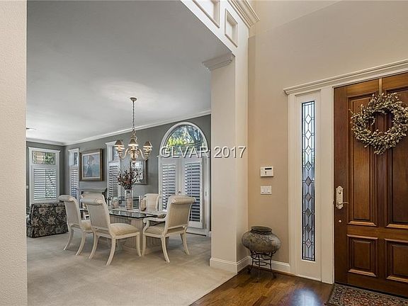 Traditional Floorplan Formal Living & Dining Room!