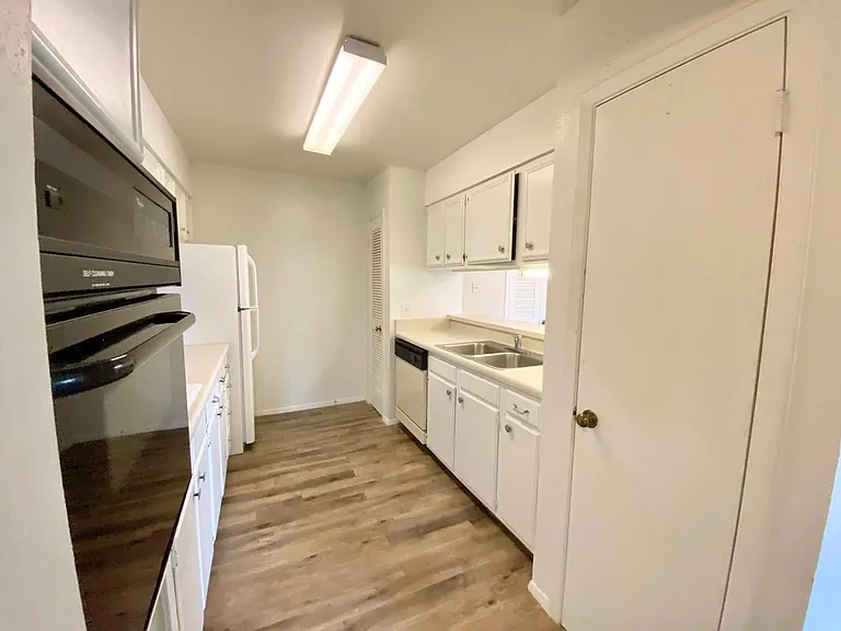 Treehouse Apartments — Photo 16