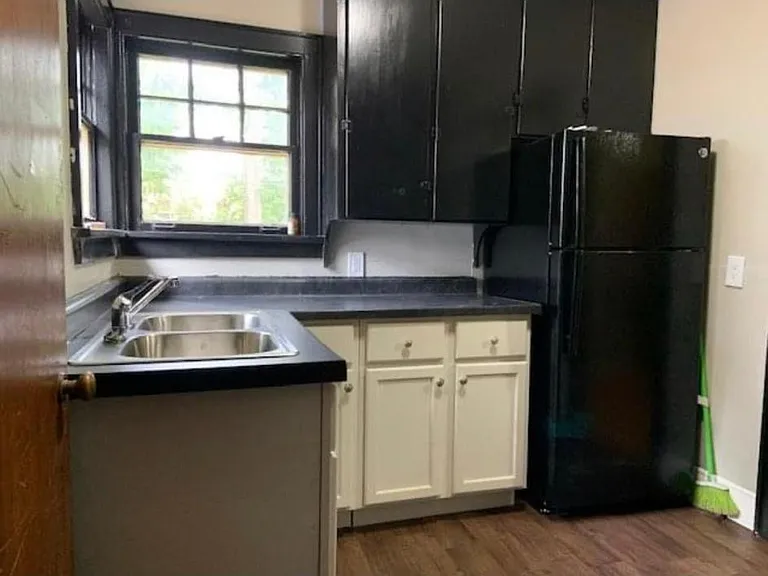 1728 E Locust St — Photo 2