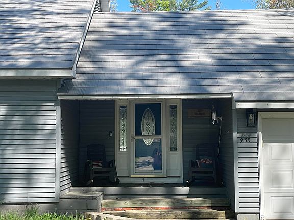 3rd image of 935 Robinhood Ln
