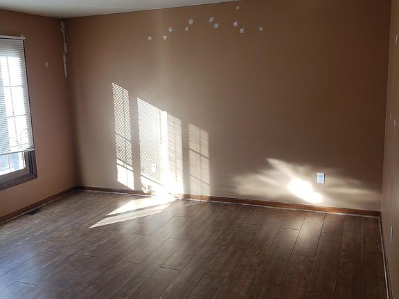 4th image of 207 Hickory St