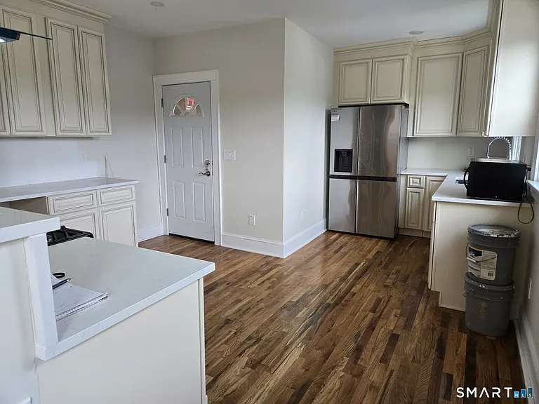 921 Cooke St — Photo 6
