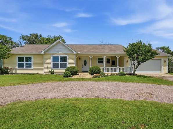 103 Seminole Dr, Lake Kiowa, TX 76240