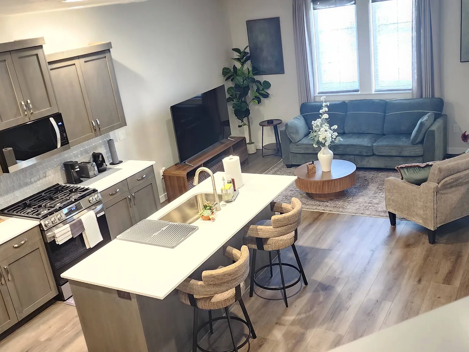 3 bed, 2.5 bath, 1635 sqft, $3,200 — Photo 3