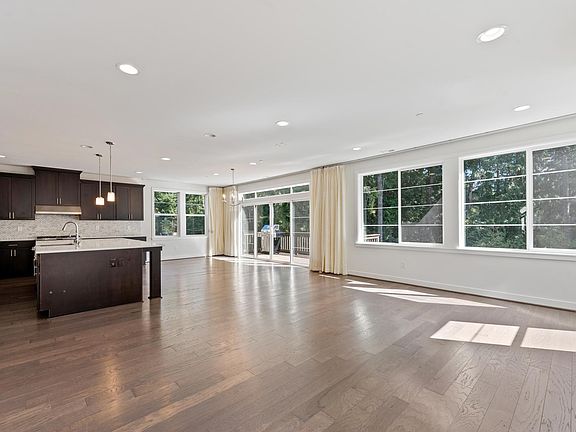4th image of 969 Pine Crest Cir NE