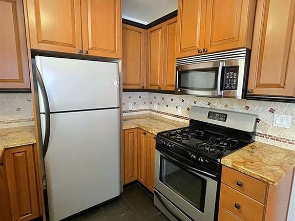2nd image of 525 Ximeno Ave #525