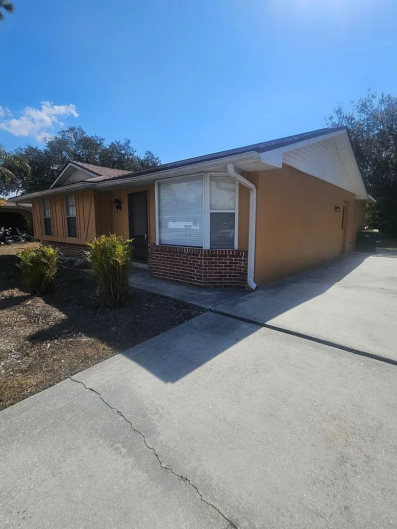Single Family Home in Port Charlotte — Photo 2