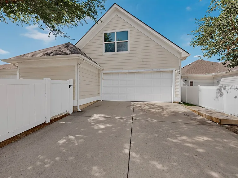 1024 Charleston Ln — Photo 29