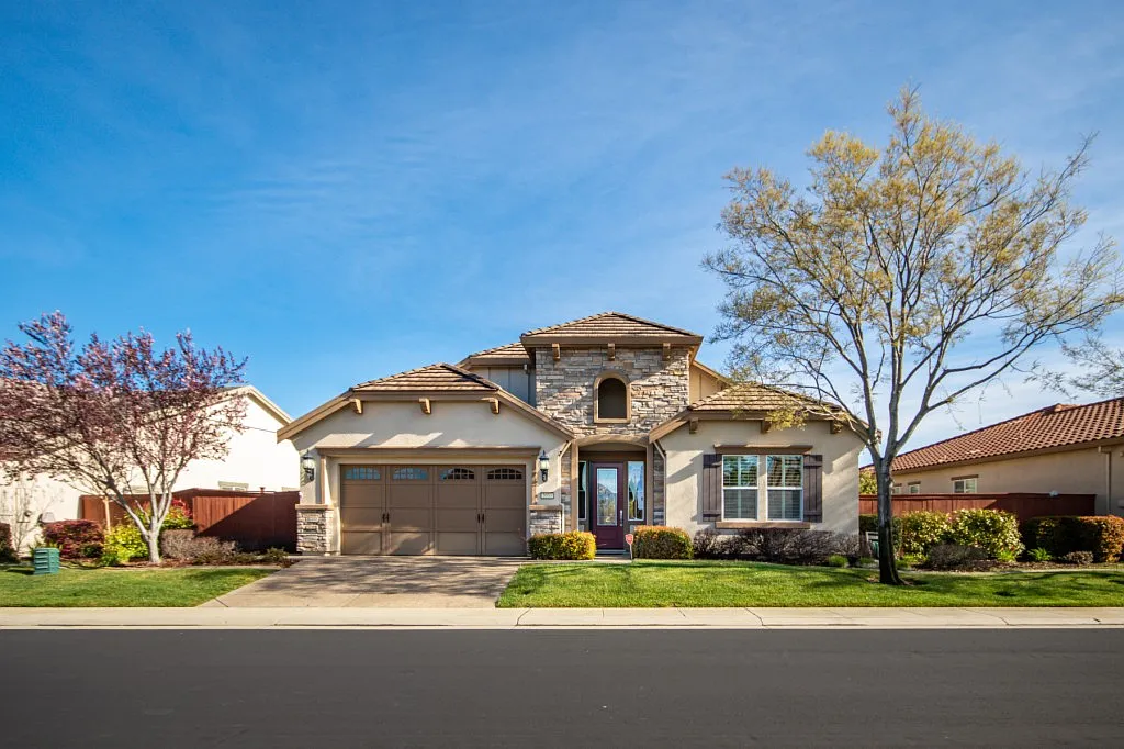 2033 Thornecroft Ln photo 1
