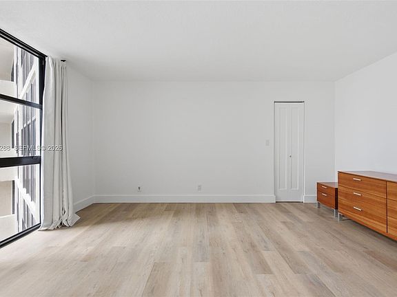 5th image of 18181 NE 31st Ct APT 807