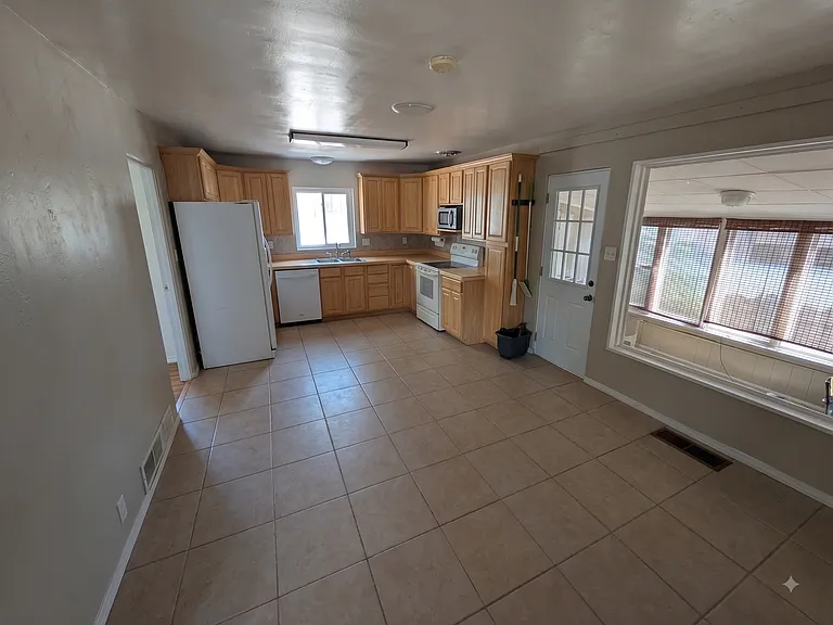 1015 Parsifal St NE — Photo 4