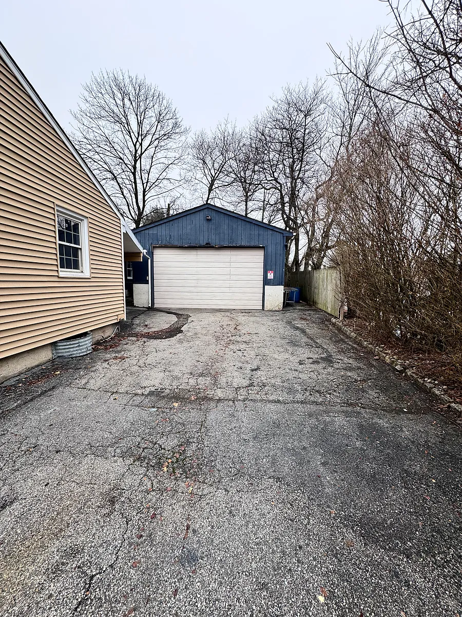 Building Photo - 2 N Lakeside Ave
