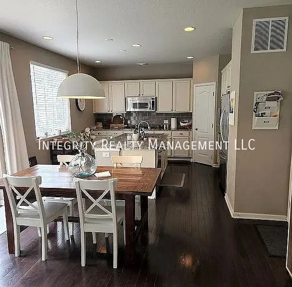 692 Jarvis Dr — Photo 2