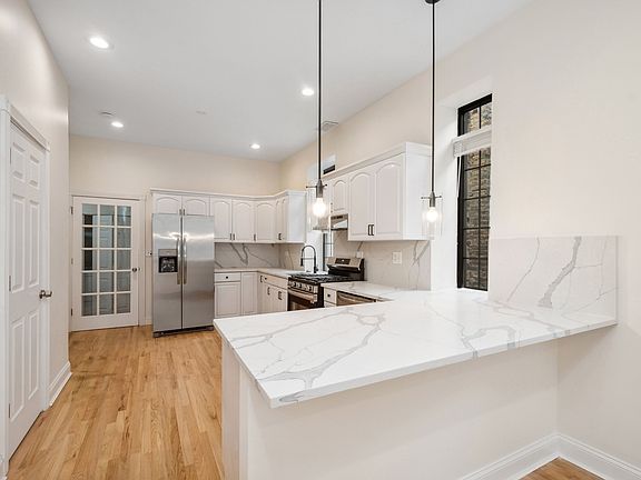 4th image of 1041 S Oakley Blvd