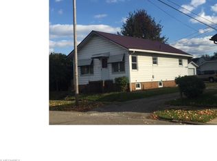 218 E 11th St, Uhrichsville, OH 44683