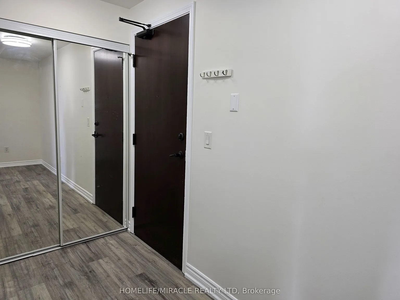 385 Prince Of Wales Dr — Photo 4