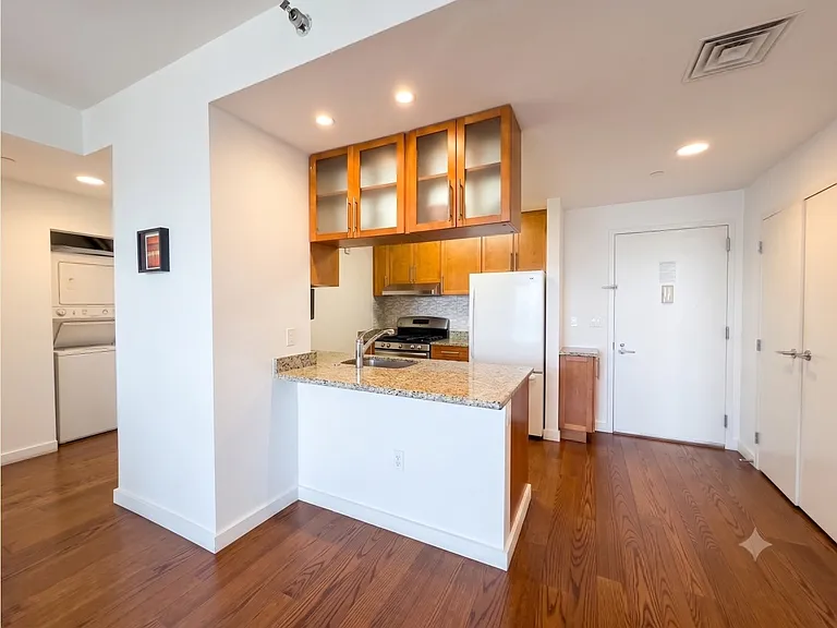 4028 College Point Blvd #Penthouse 211 — Photo 2