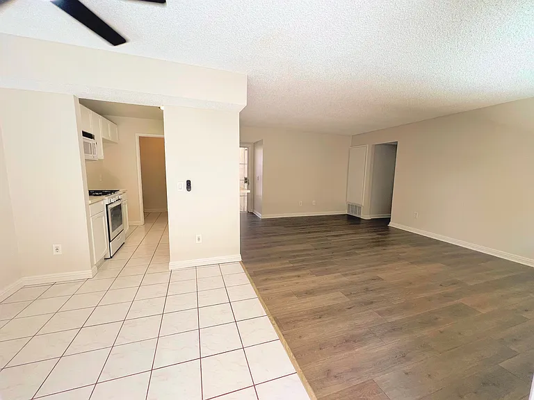 18912 Valley Cir #B — Photo 2