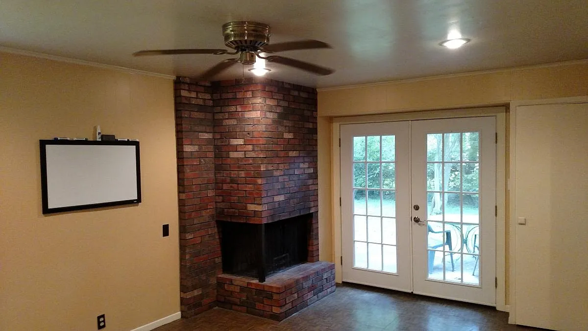 607 S Eastside Drive — Photo 3