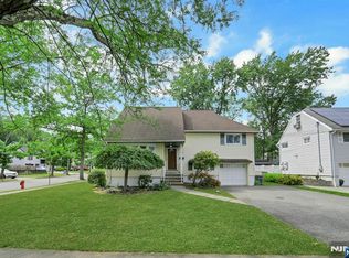 556 Sandra Pl, Teaneck, NJ 07666