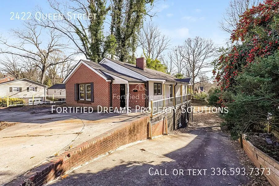 Queen's Quarters! 6BR 3B Near Atrium Health & WFU — Photo 2