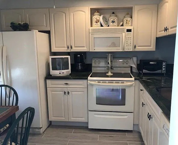 2 bed, 2.0 bath, 962 sqft, $2,400 — Photo 3