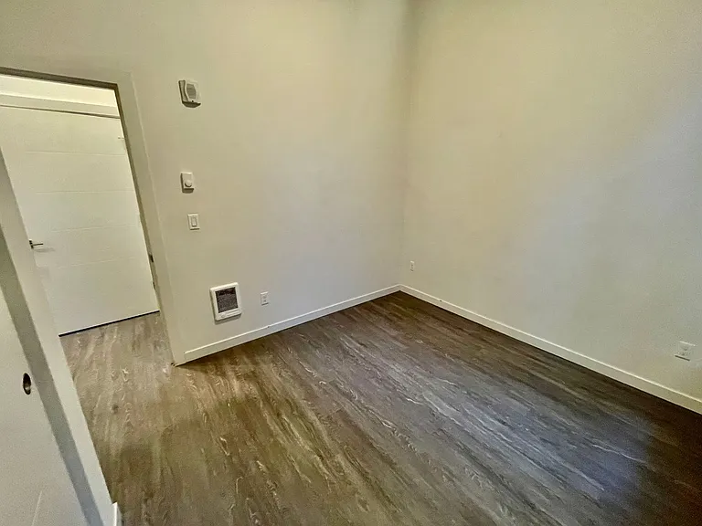 1525 N Webster St — Photo 9