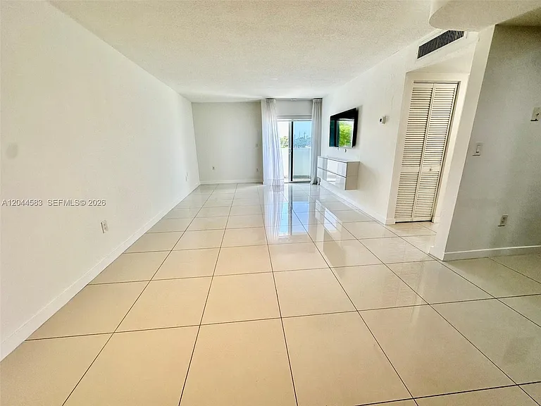 411 SW 37th Ave #3-D — Photo 2
