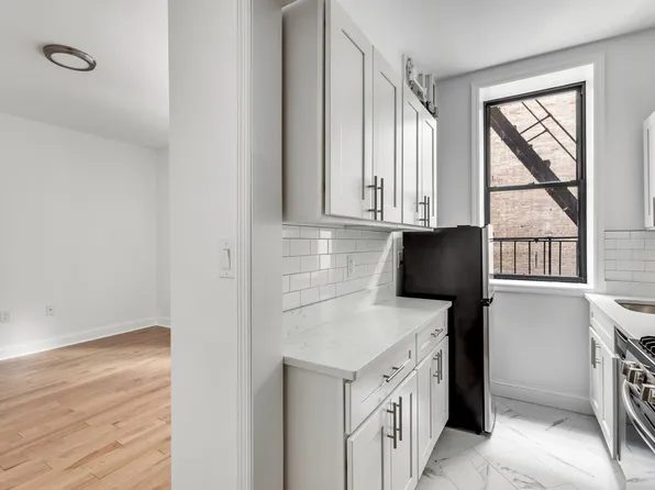 385 Ft Washington Avenue image 4 of 8