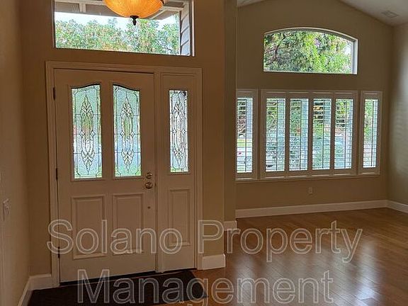 3rd image of 685 Hillcrest Cir