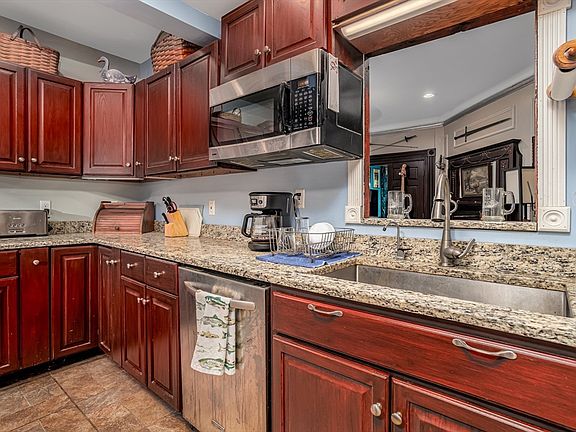 4th image of 182 Cottage St