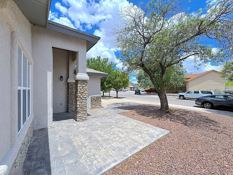 848 Sunset Park Dr — Photo 2