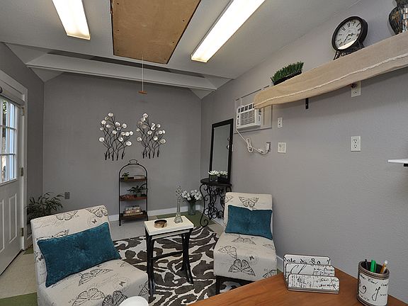 5th image of 302 Calumet Pl