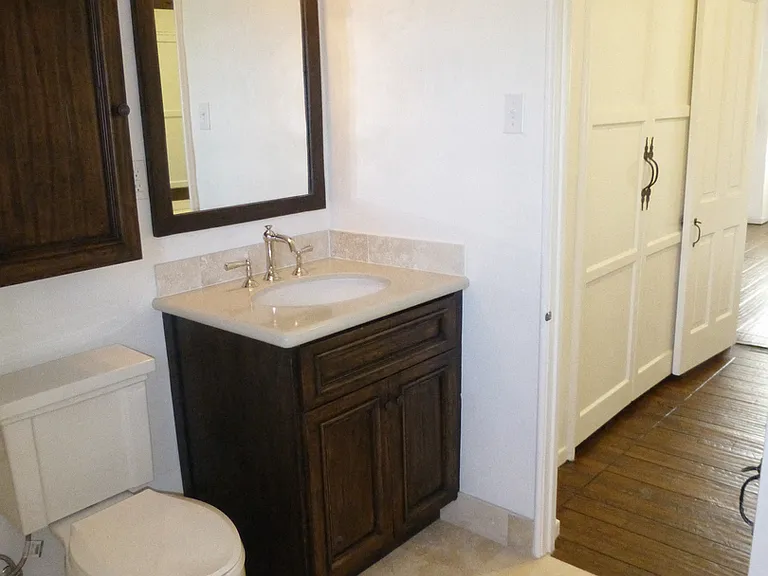 1355 N Laurel Ave — Photo 17
