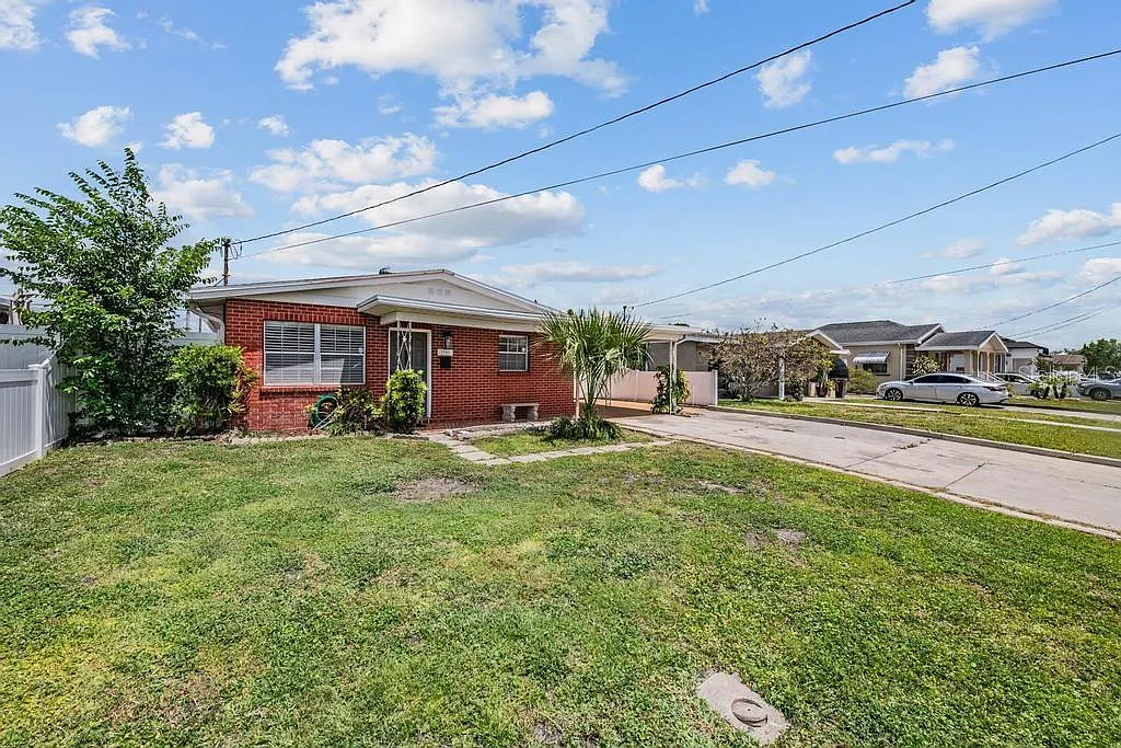 2 bed, 1.0 bath, 1160 sqft, $2,400 — Photo 3