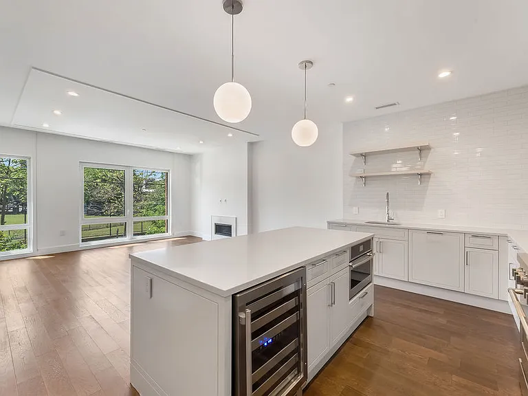 372 9th Luxury Rentals — Photo 43