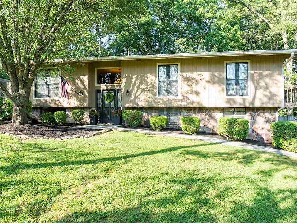 1st image of 704 White Oak Cir