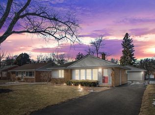 828 McKinley Ave, Mundelein, IL 60060