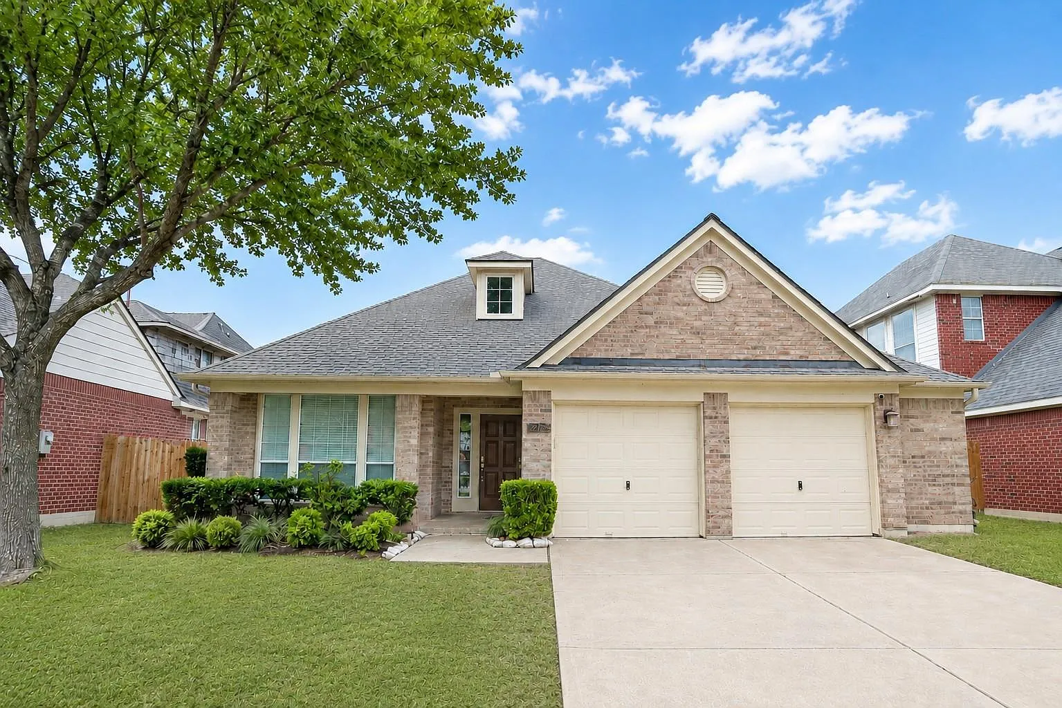 4 bed, 2.0 bath, 2215 sqft, $2,500 — Photo 2