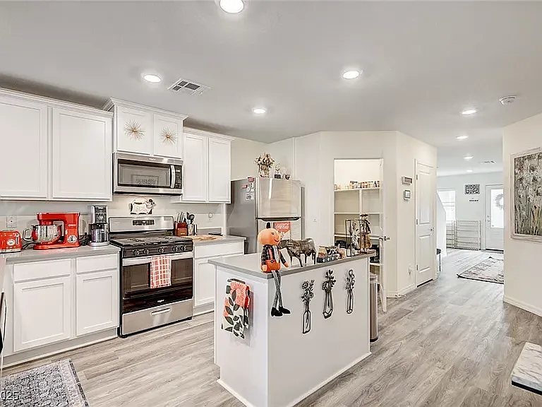 1624 Desert Path Ave — Photo 10