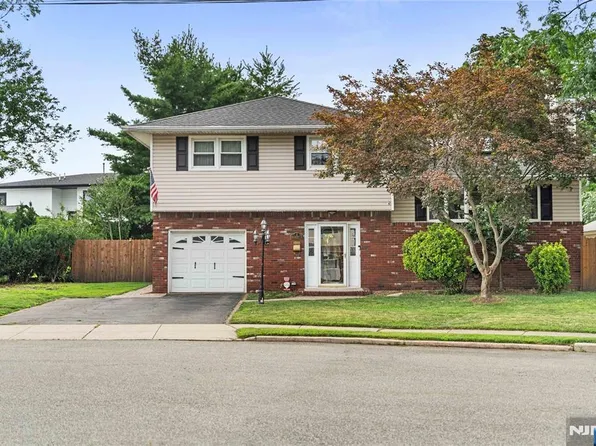 1 Hazley Ct, Rochelle Park, NJ 07662